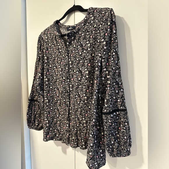 Angels 1x (fits smaller) Floral Black  Rayon Blouse Worn Once - Picture 4 of 13